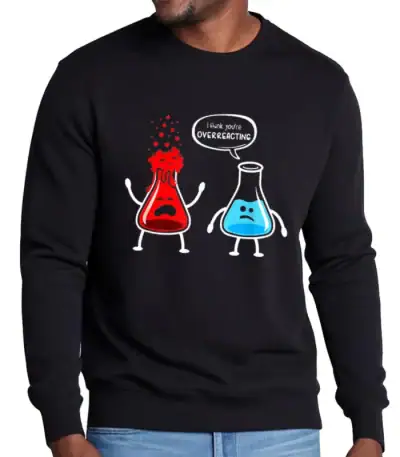Sweatshirt noir avec illustration de deux fioles de chimie anthropomorphisées, l'une en colère et l'autre en train de rire, avec le texte "Thank you’re OVERREACTING".