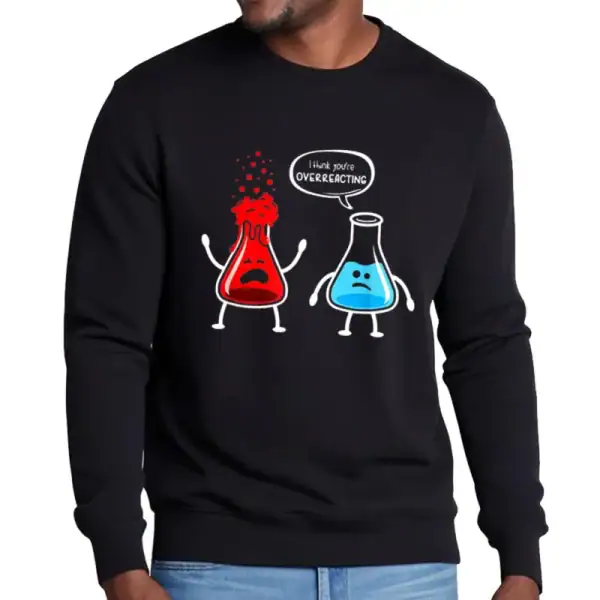 Sweatshirt noir avec illustration de deux fioles de chimie anthropomorphisées, l'une en colère et l'autre en train de rire, avec le texte "Thank you’re OVERREACTING".