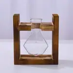 Support en bois avec bouteille en verre pour expériences scientifiques.