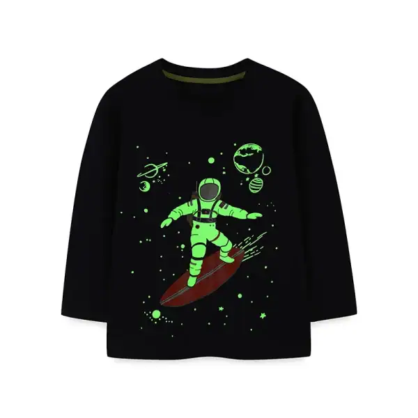 Sweat-shirt noir avec illustration d'un enfant en combinaison spatiale sur une planche de surf dans l'espace, entouré de planètes, étoiles et météores.