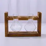 Bouteilles de laboratoire en verre avec support en bois pour expériences scientifiques ou décoration. Parfaites pour un usage éducatif ou décoratif dans un style industriel ou scientifique.