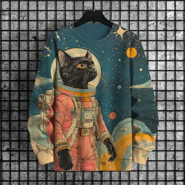 Vêtement avec design de chat noir en combinaison spatiale, dans un décor cosmique avec planètes et étoiles, parfait pour les amateurs de science et d'astronomie.