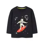 Vêtement pour enfant avec motif d'astronaute surfant dans l'espace, représentant une scène spatiale avec planètes et étoiles.