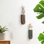 Deux vases muraux en bois avec plantes séchées, décoration moderne et naturelle pour intérieur.