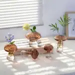 Vases en verre en forme de champignons, parfaits pour une décoration intérieure naturelle et élégante. Idéal pour mettre en valeur des fleurs fraîches ou séchées dans votre maison ou bureau.