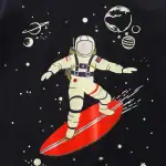 Illustration d'un astronaute en combinaison spatiale sur une planche de surf dans l'espace, avec planètes et étoiles en arrière-plan, idéale pour décoration scientifique.