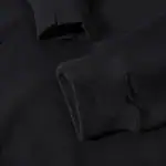 Pull noir en coton avec manches longues et col rond, idéal pour un style décontracté et confortable. Parfait pour une utilisation quotidienne ou pour ajouter une touche simple à votre tenue.