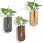 Vases suspendus en bois et métal avec plantes vertes, décoration moderne et naturelle pour intérieur, design élégant, parfaits pour embellir votre espace de vie ou de travail.