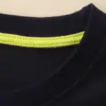 T-shirt noir avec bande réfléchissante jaune, idéal pour la sécurité et le sport, fabriqué en coton de haute qualité pour un confort optimal.