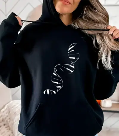 Une femme porte un sweat à capuche noir avec un motif de double hélice d'ADN blanc, illustrant la science et la génétique dans un style décontracté.
