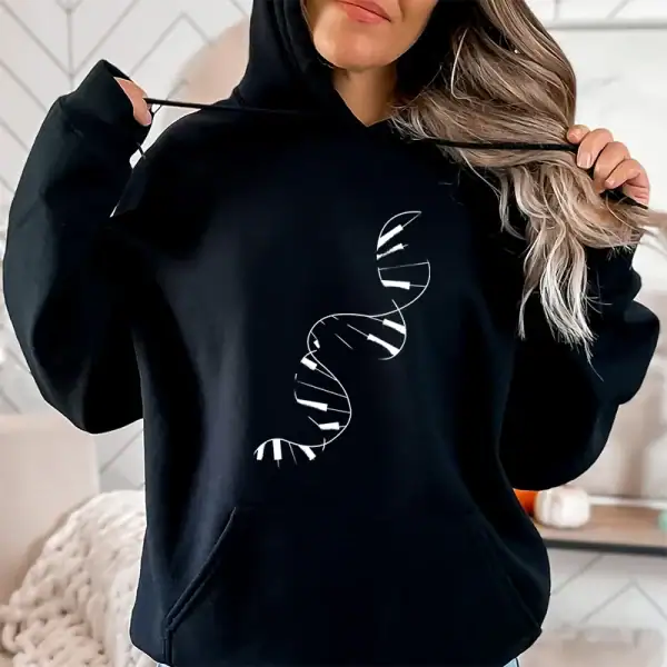 Une femme porte un sweat à capuche noir avec un motif de double hélice d'ADN blanc, illustrant la science et la génétique dans un style décontracté.