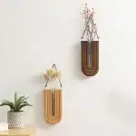 Balcon en bois avec décoration florale moderne et élégante.