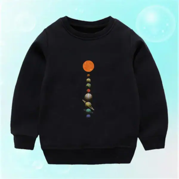 Vêtement pour enfant noir avec motif de planètes du système solaire alignées verticalement, représentant différentes planètes de notre galaxie, idéal pour les amateurs d'astronomie et de sciences.