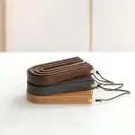 Baguettes décoratives en bois de différentes couleurs, idéales pour la décoration intérieure ou comme accessoires de bureau élégants.