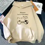 Sweat Ă capuche beige avec formule de la loi de la gravitation de Newton et icĂŽnes pomme et planĂšte Terre, parfait pour les amateurs de science et de physique.