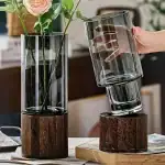 Vase en verre transparent avec socle en bois, idéal pour la décoration intérieure ou comme objet scientifique élégant. Parfait pour mettre en valeur des fleurs ou des éléments décoratifs.