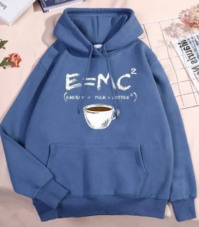 Sweat à capuche bleu avec une équation scientifique E=MC² et une tasse de café illustrée, parfait pour les amateurs de science et de style décontracté.